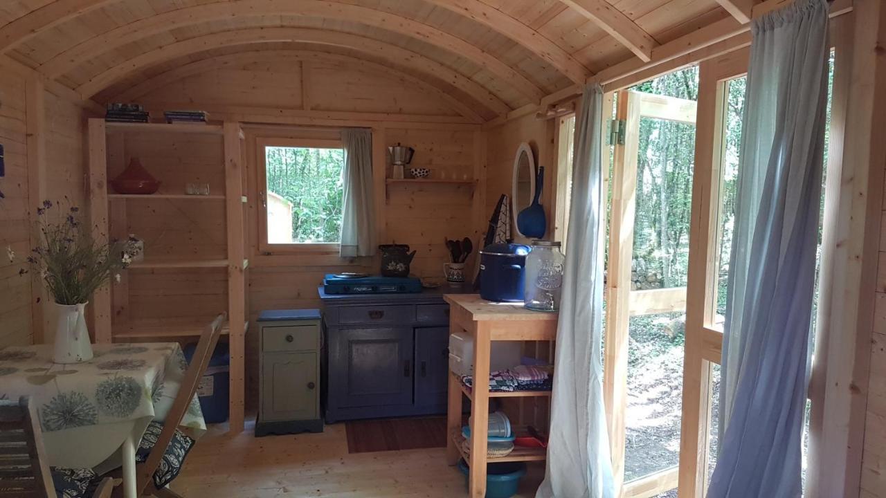Lovely 2-Bed Shepherds Hut In A Forest Sougeres-en-Puisaye 外观 照片
