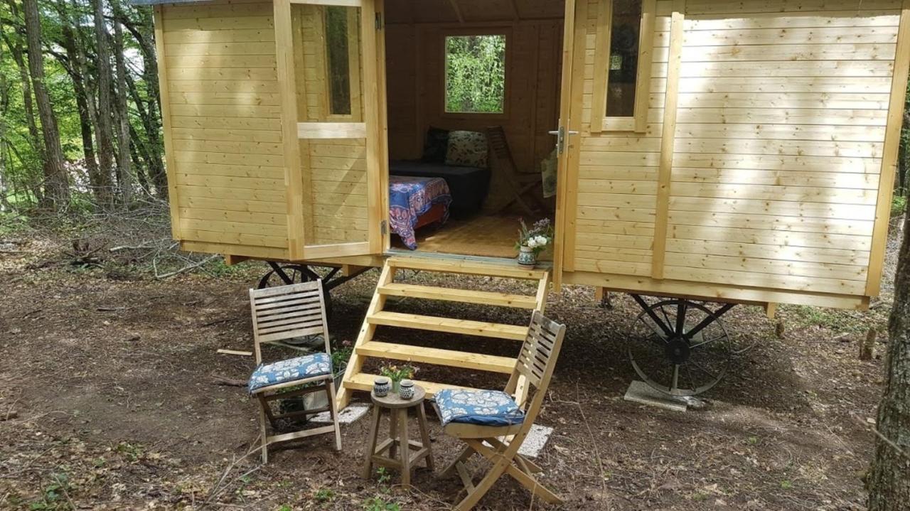 Lovely 2-Bed Shepherds Hut In A Forest Sougeres-en-Puisaye 外观 照片